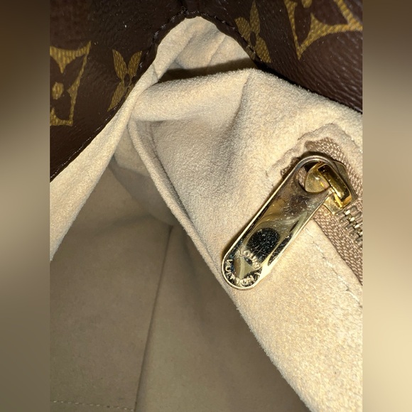 Authentic Louis Vuitton Monogram Artsy Handbag - Picture 8 of 15